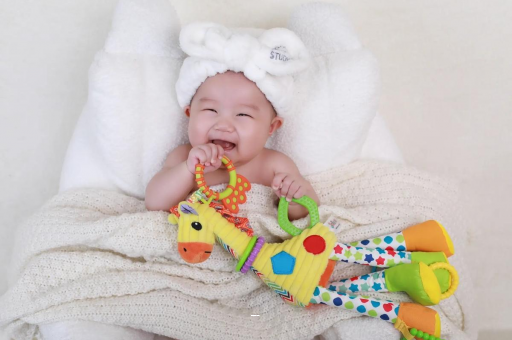 中国台湾四个月宝宝揉眼睛